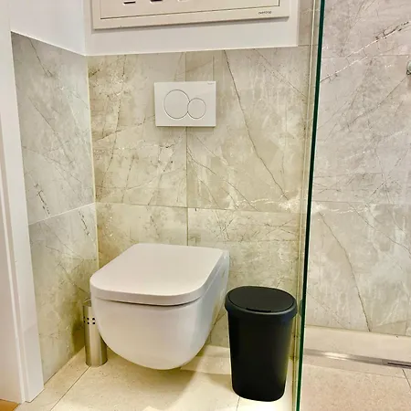 Modern With Balcony Near Vienna Apartment