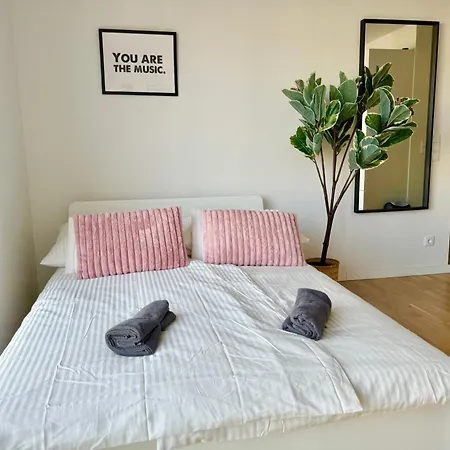 Modern With Balcony Near Vienna Apartment *