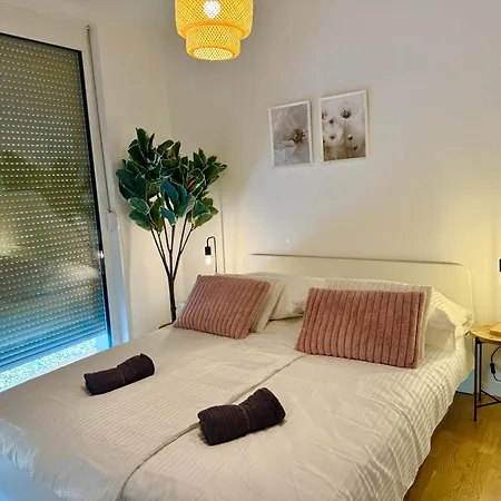 Modern With Balcony Near Vienna * Wiener Neudorf